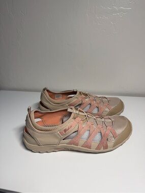 Sketchers Women’s Slip On Relaxed Fit Size 8.5